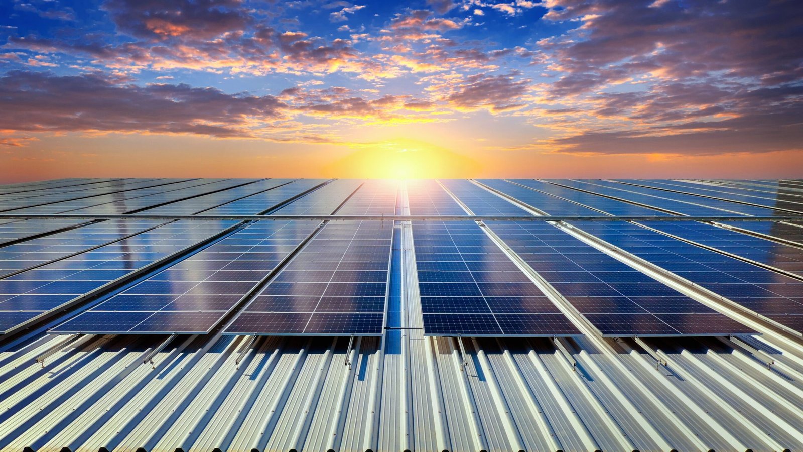 Painéis solares ao pôr do sol